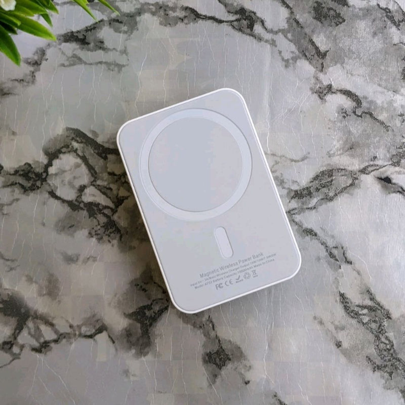 Portable slim power bank iPhone MagSafe compatible 